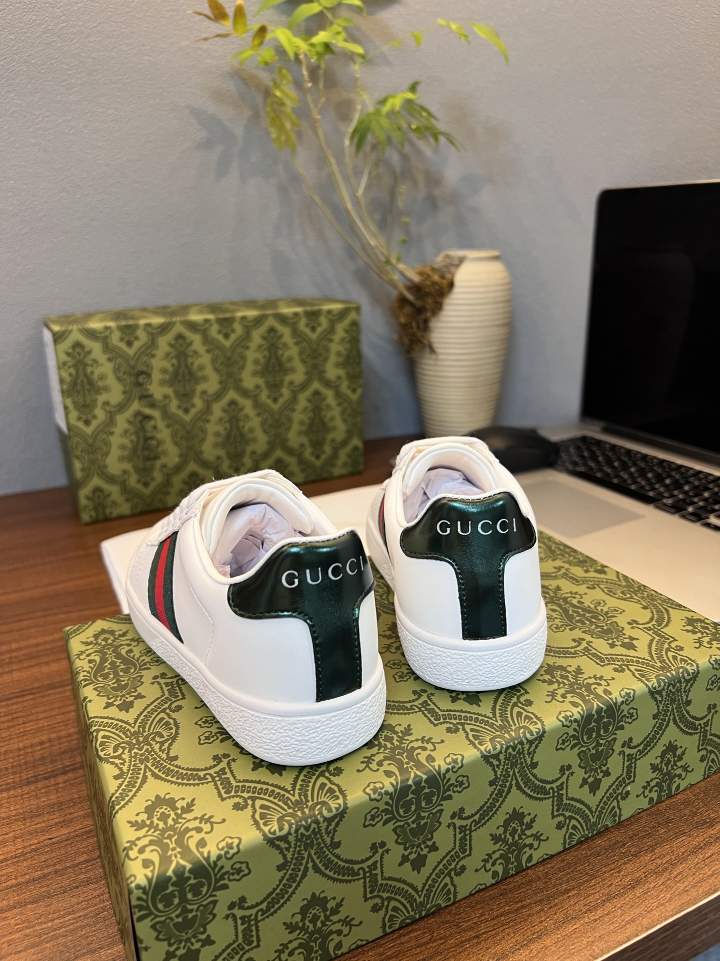 Children's shoes child